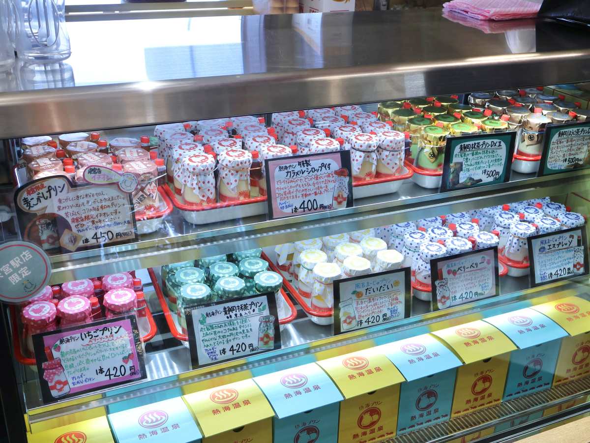 店内カウンターに並ぶ熱海プリン各種