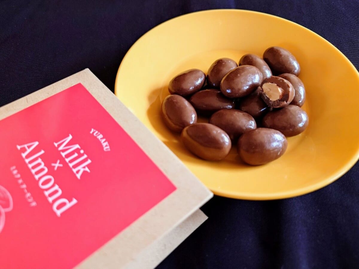 東京都小平市・有楽製菓の東京工場直営店「YURAKU CHOCOLATE SHOP」YURAKUショコラボール（ミルク×アーモンド）2