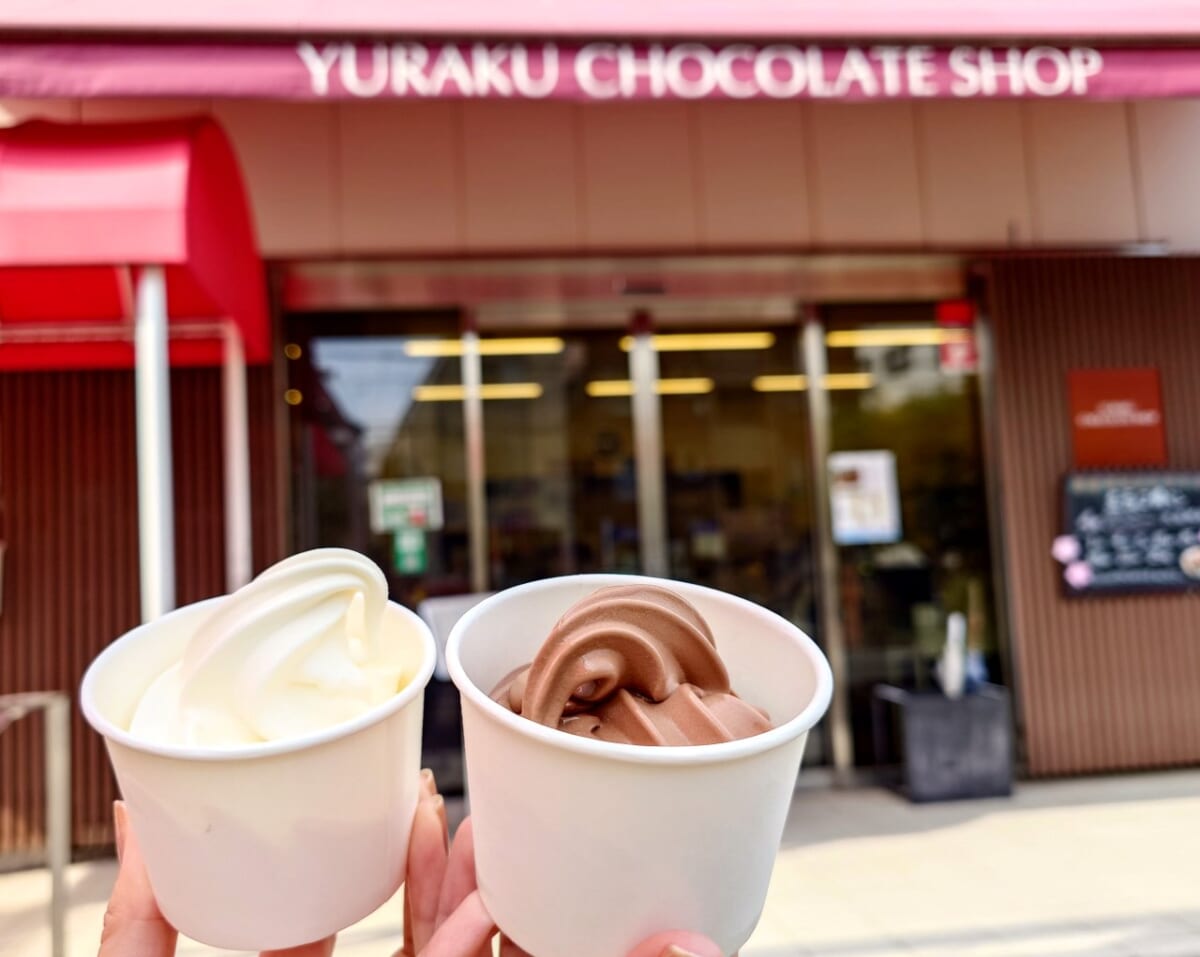 東京都小平市・有楽製菓の東京工場直営店「YURAKU CHOCOLATE SHOP」デラックスソフトクリーム