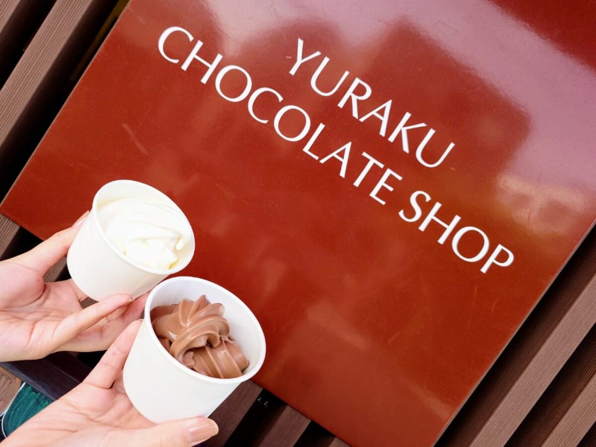 東京都小平市・有楽製菓の東京工場直営店「YURAKU CHOCOLATE SHOP」デラックスソフトクリーム2