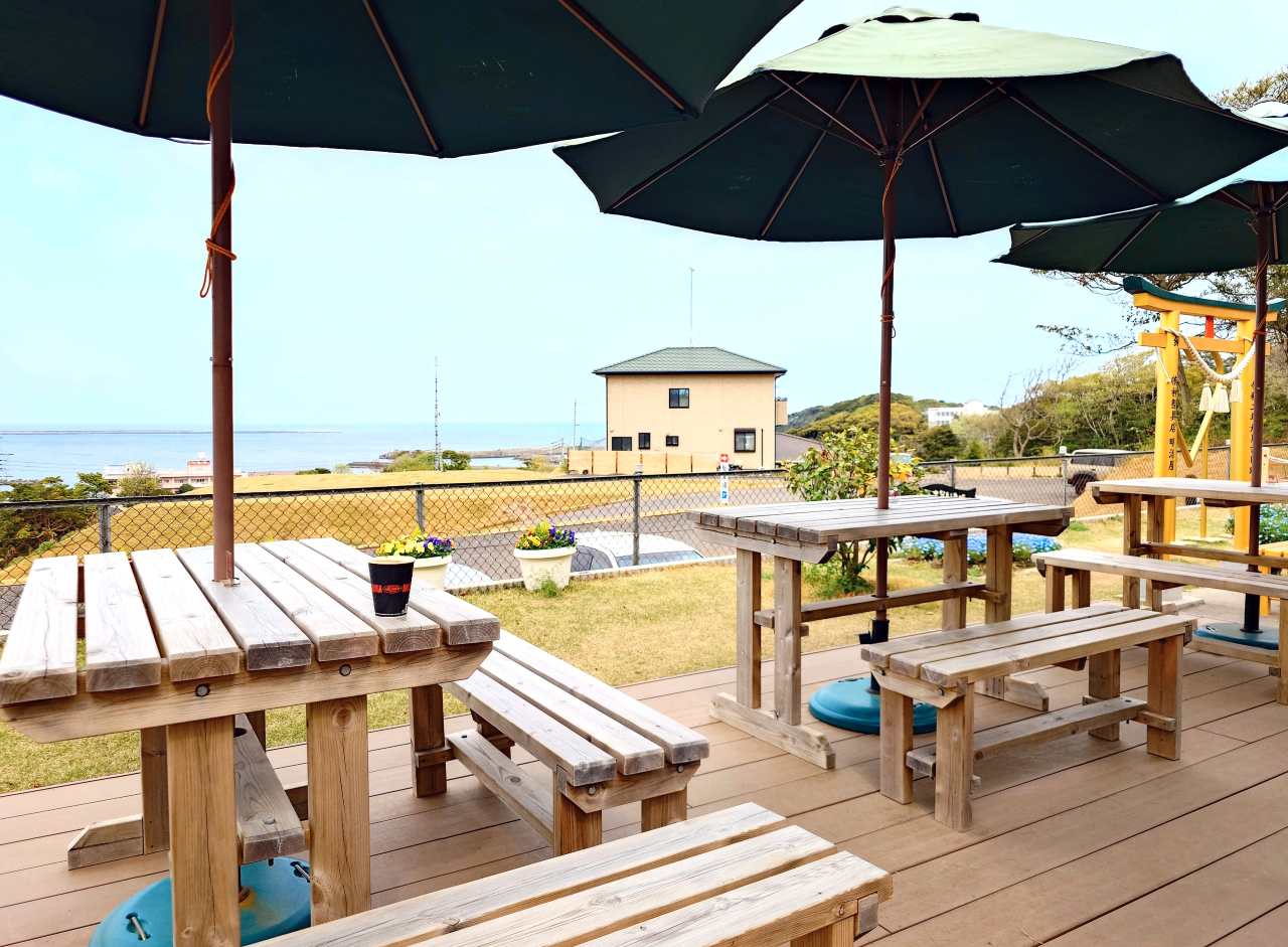 茨城県ひたちなか市・「ほしいも神社」境内のカフェ「cafe kuil」テラス席