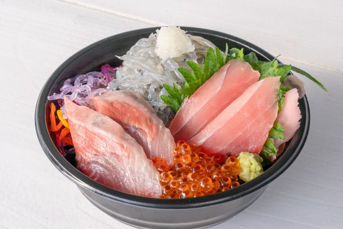 【淡路島の生しらす】島内63店舗それぞれの「生しらす丼」が味わえる！11月30日まで