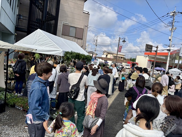 池上生花店 陶器市初日 8時過ぎの様子