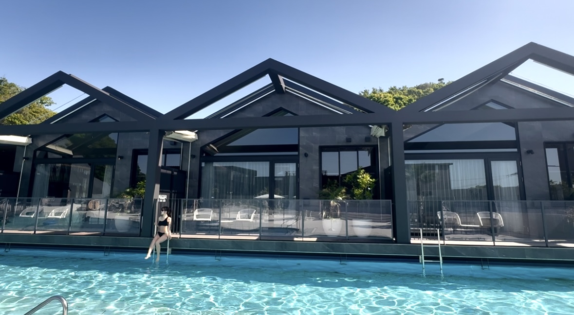 「FIVE SPRING RESORT THE SHIRAHAMA」客室「DRAGON」からプールに入ろうとしている女性