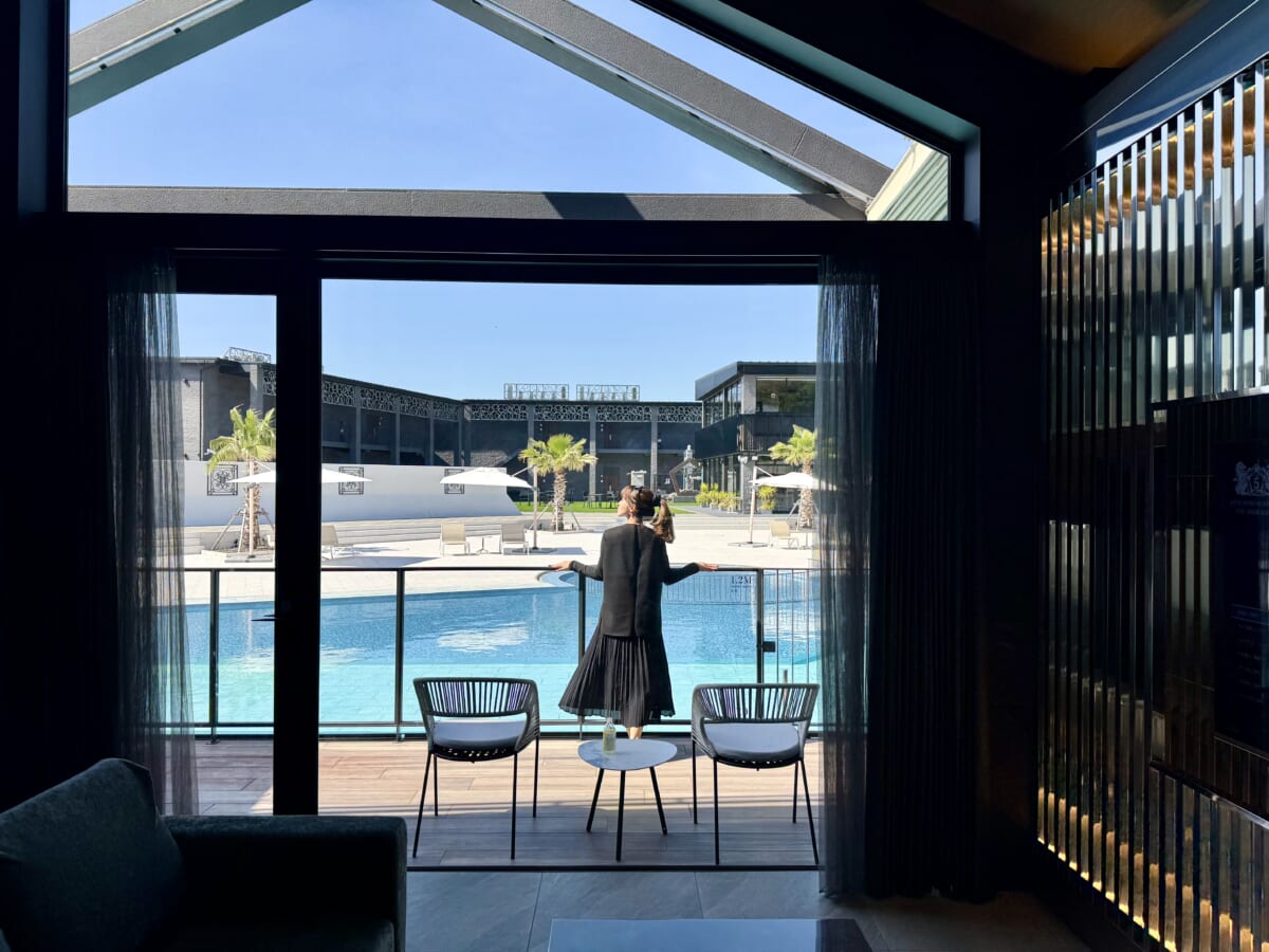 「FIVE SPRING RESORT THE SHIRAHAMA」客室「DRAGON」テラスで日光浴をする女性