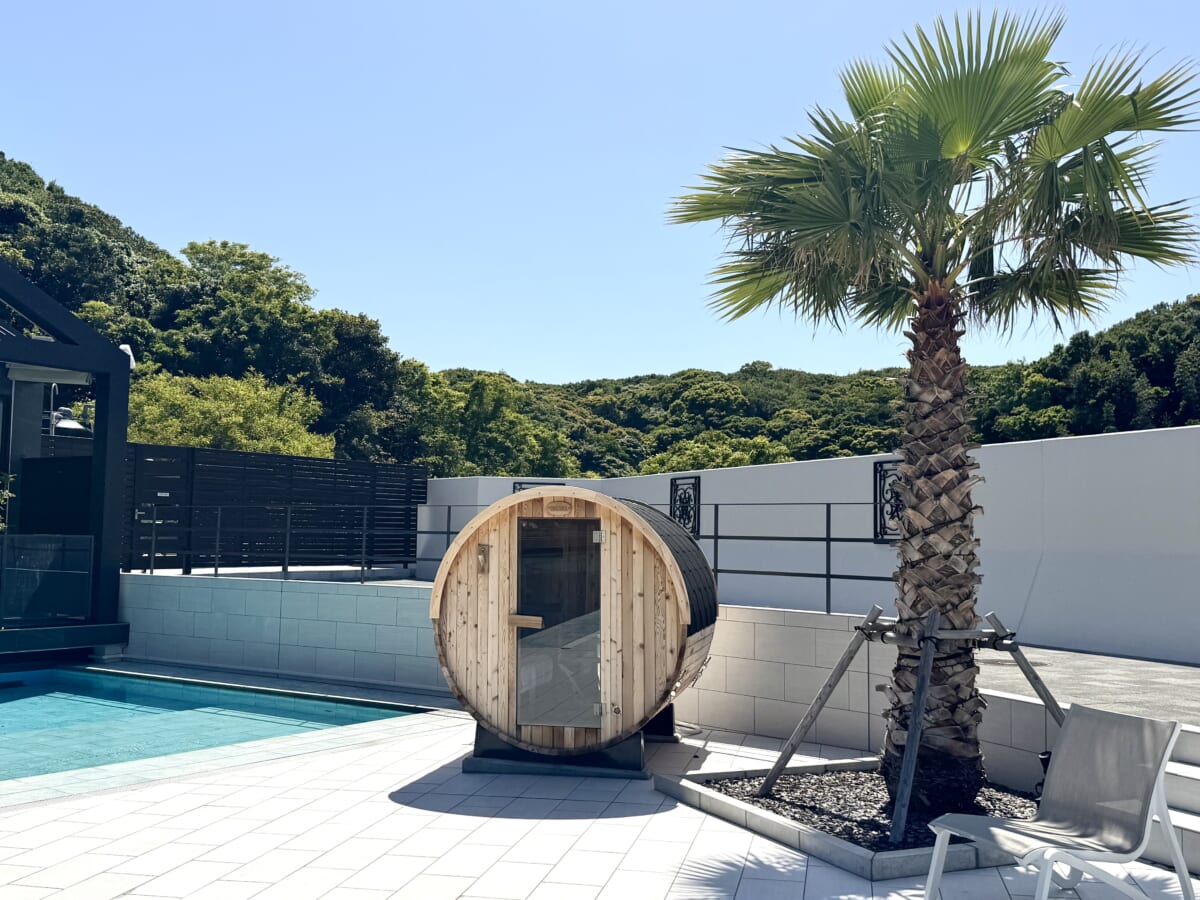 「FIVE SPRING RESORT THE SHIRAHAMA」プールサイドに設置されたバレルサウナ