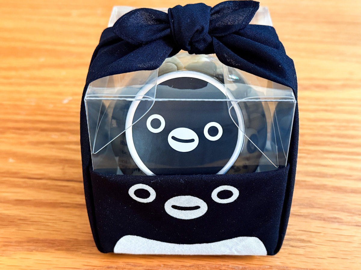 手ぬぐいに包まれた「Suicaのペンギンぼーろギフトセット」