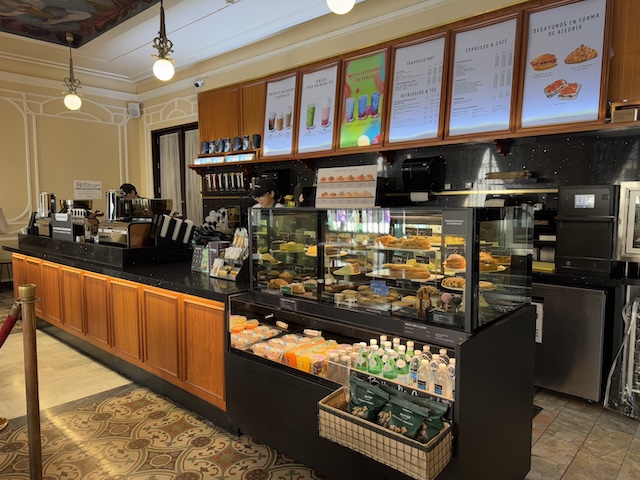 世界のスタバ　エルサルバドル　世界最恐　劇場　店内