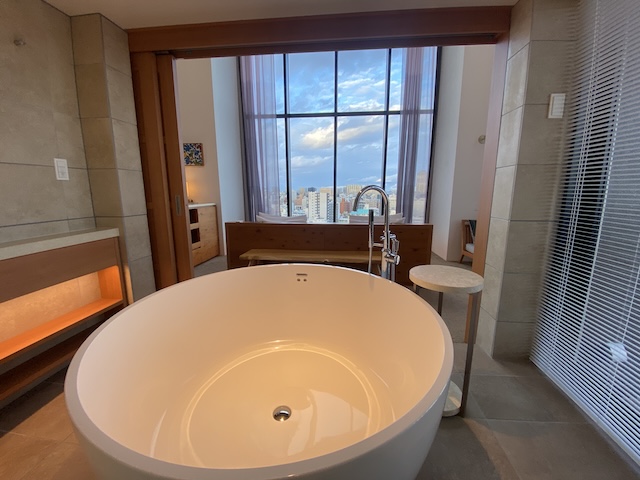 HOTEL STRATA NAHA ホテル ストレータ那覇 天空の展望台ホテル　絶景ホテル　バスルーム