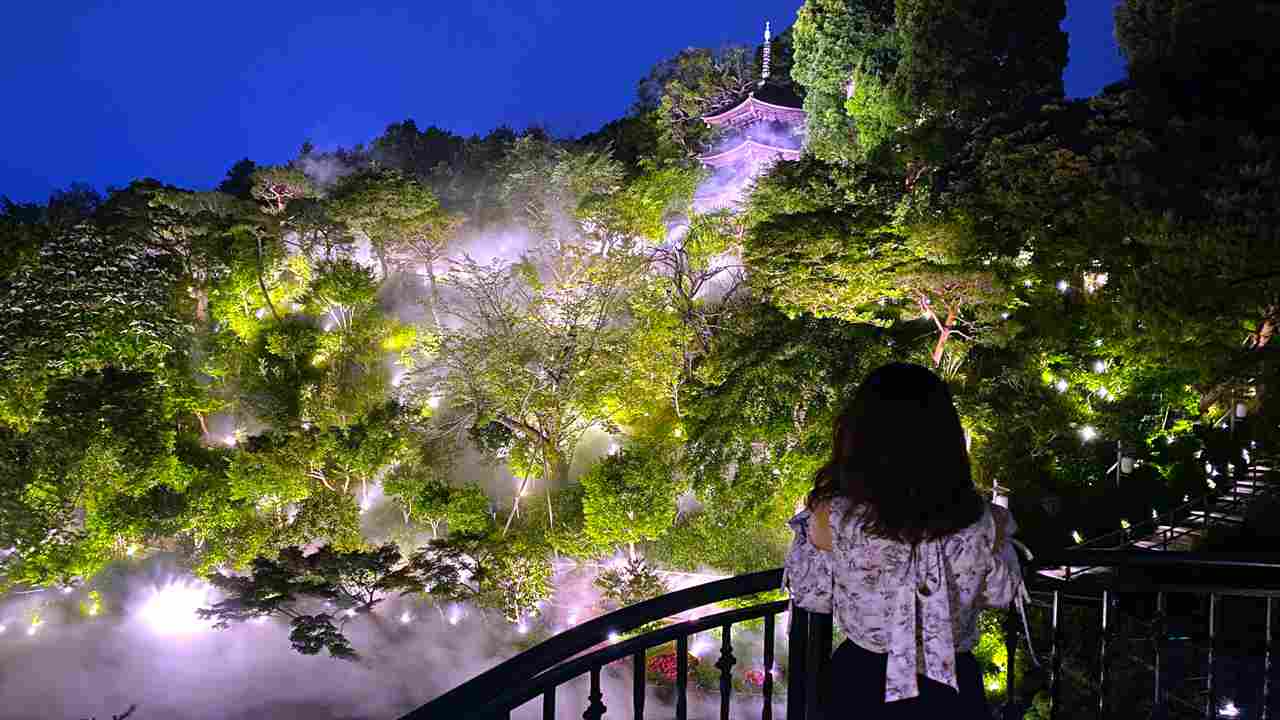 【天空の三重塔が幻想的すぎた！】都内の雲海スポット「ホテル椿山荘東京」