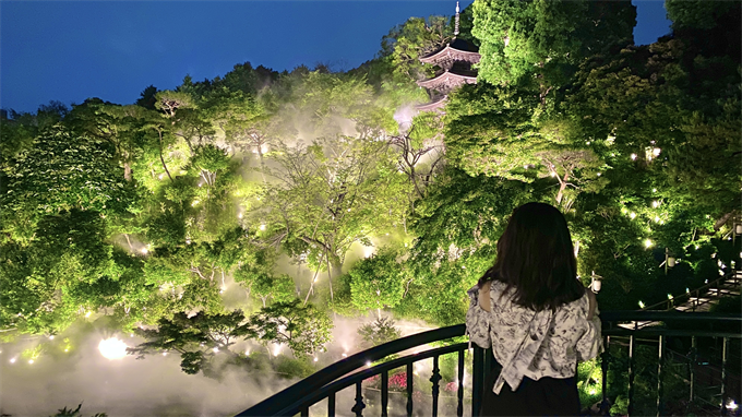 天空の三重塔