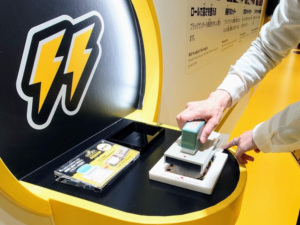 愛知県豊橋市・有楽製菓株式会社「ブラックサンダー ワクザクファクトリー」工場見学「ワクザクファクトリー見学通路」スタンプ台