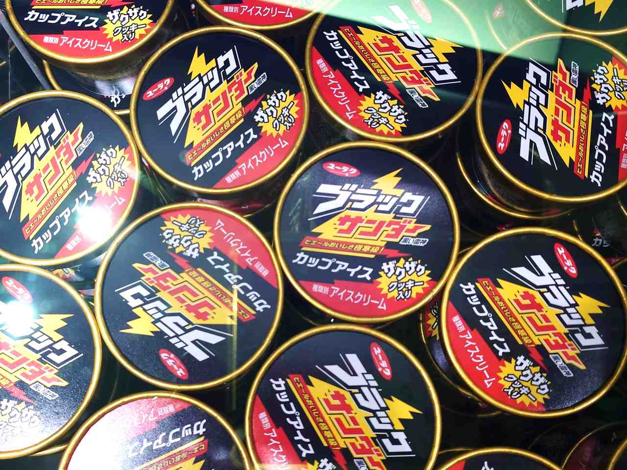 愛知県豊橋市・有楽製菓株式会社「ブラックサンダー ワクザクファクトリー」ワクザクSHOP「ブラックサンダーカップアイス」