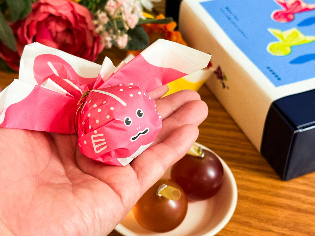 手に持った「金魚ねぶたゼリー」