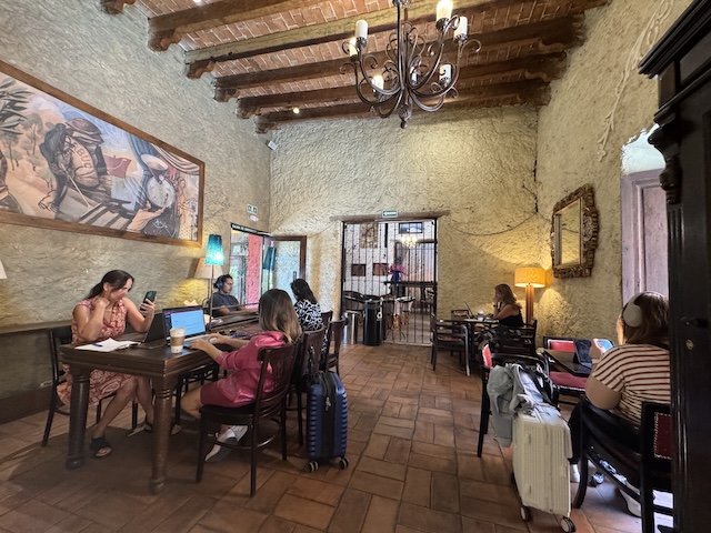 サンミゲル・デ・アジェンデ　メキシコ　店内　スタバ