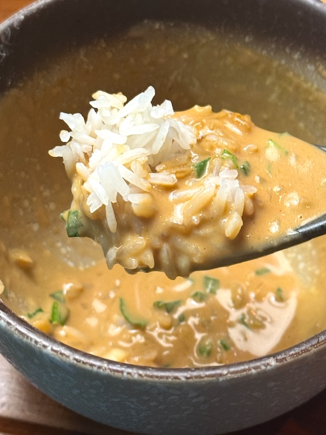 キャセイパシフィック ビジネスクラス ザピア ラウンジ 担々麺アレンジ