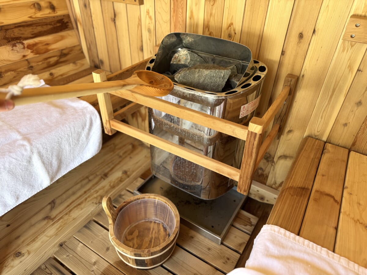 「FIVE SPRING RESORT THE SHIRAHAMA」プールサイドに設置されたバレルサウナの中