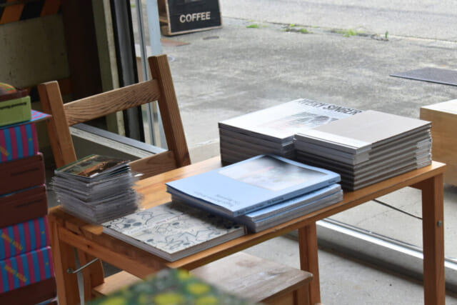 twelvebooks 新書コーナー 机接写