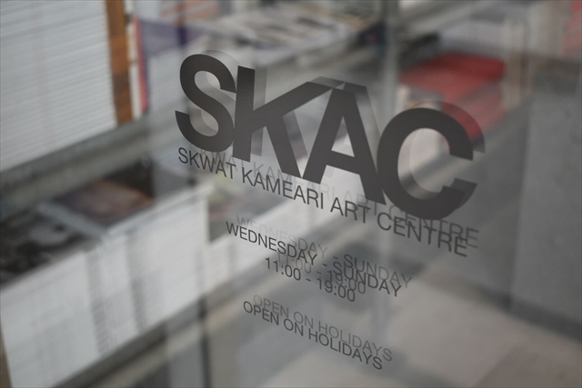 SKAC 窓ガラス 文字接写