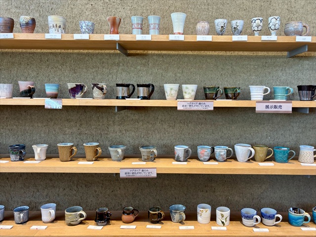 道の駅ましこ 益子焼 展示棚