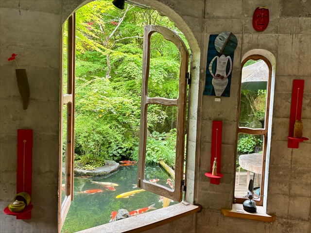 深沢小さな美術館 館内 大窓 風景