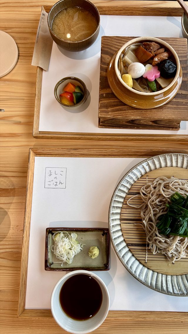 ましこのごはん にら蕎麦 釜めし 接写