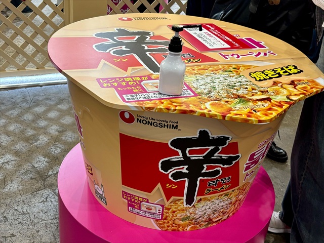 辛ラーメン トゥーンバ 試食コーナー テーブル