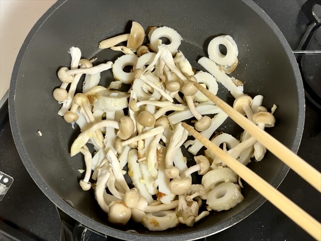 ビタちくカルボ フライパン 炒めているところ