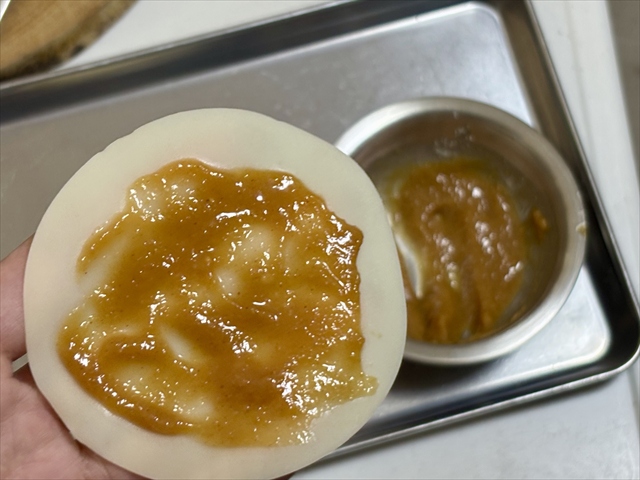 ビタちく皮ピザ みそソース塗っているところ