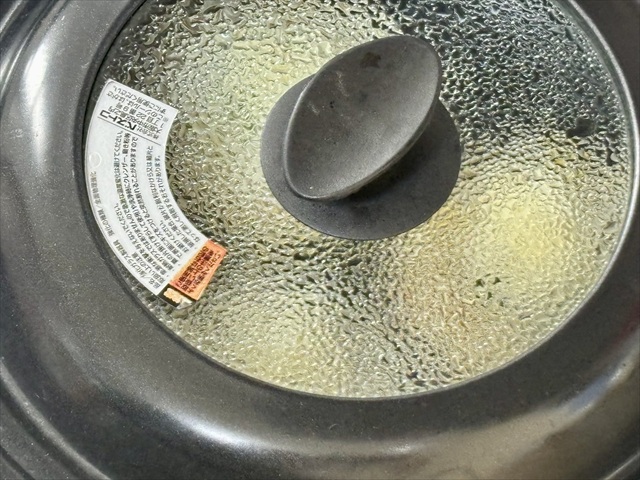 ビタちく皮ピザ フライパン 蓋閉め