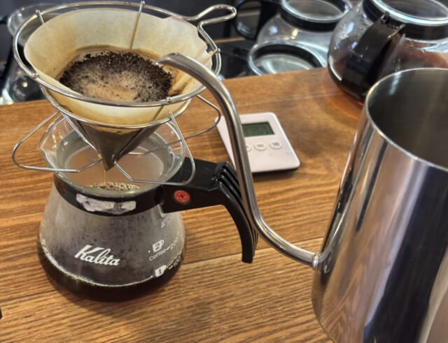 MUI コーヒー ドリップ体験 お湯を注いでいる様子