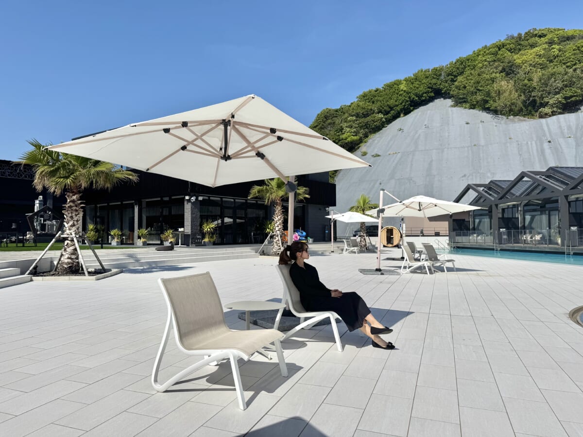 「FIVE SPRING RESORT THE SHIRAHAMA」プールサイドで過ごす女性の様子