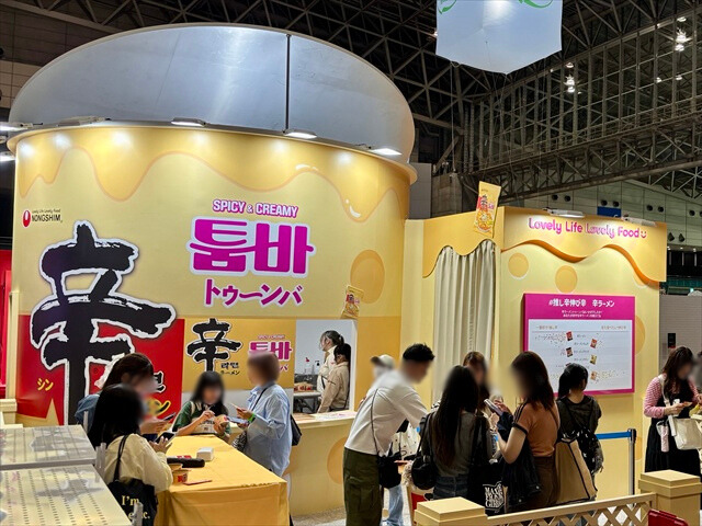 【韓国で話題沸騰「辛ラーメントゥーンバ」無料で試食！】『KCON JAPAN 2025』特設ブース取材ルポ