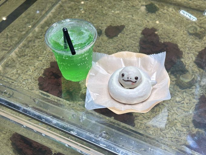 白ヘビのドーナツ