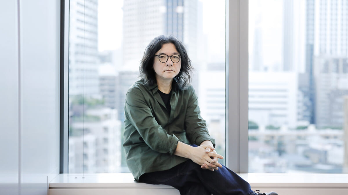 岩井俊二が語る高畑勲のすごさ インタビュー　窓際　座っているショット　目線あり 1280
