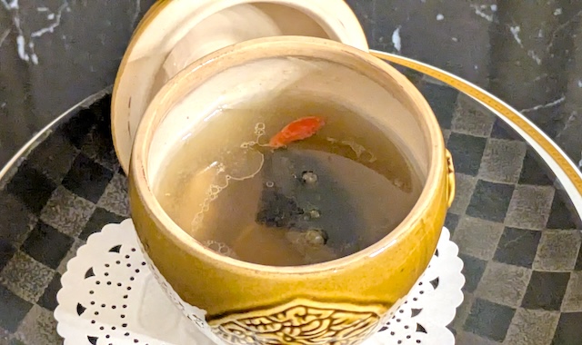 プリンスホテル「昭和 100 年記念メニュー」仏跳牆 【ふかひれ入り山海の壺蒸しスープ】