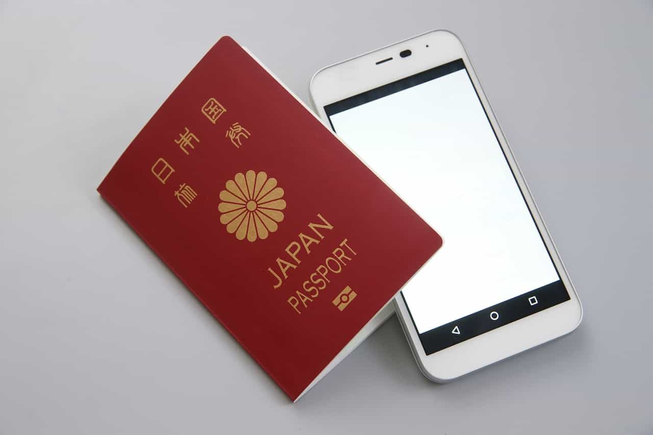 日本のパスポートとスマートフォン