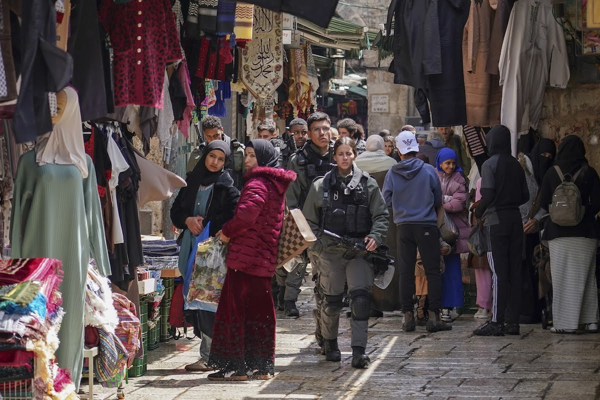 写真家 花井亨 イスラエル　エルサレム旧市街を歩く軍人（3月20日、エルサレム）　