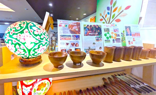ミャンマーで植林された木材で作った器やカトラリー