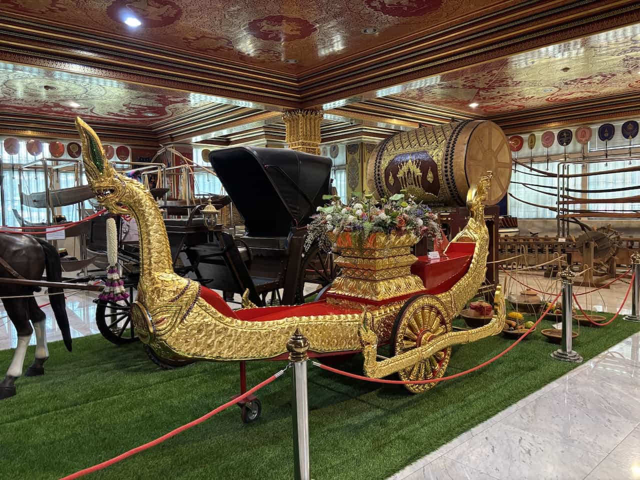 ワット・パクナム大仏塔1階の博物館の展示物
