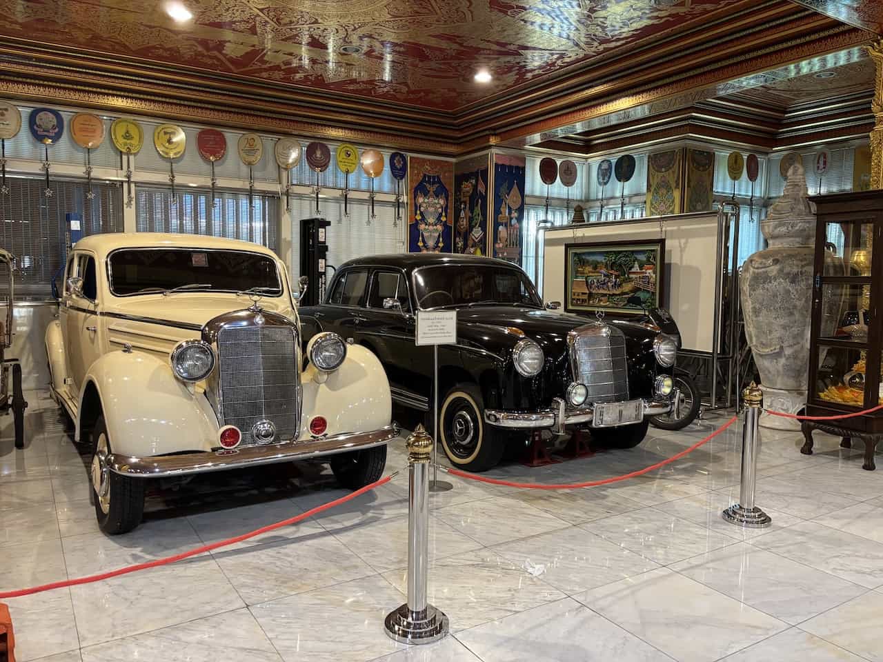 ワット・パクナム大仏塔1階の博物館の展示物(自動車)