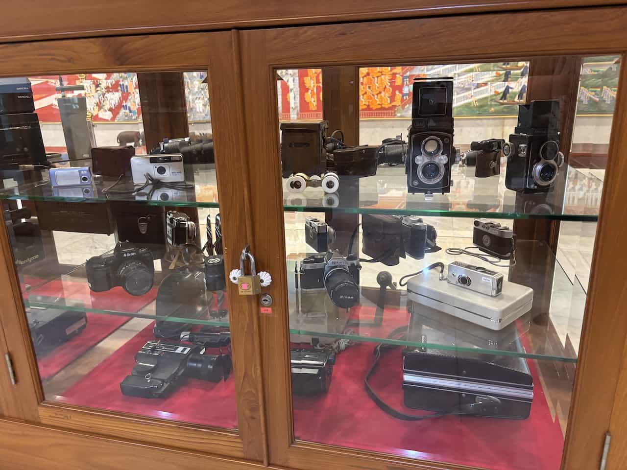 ワット・パクナム大仏塔1階の博物館の展示物(カメラ)
