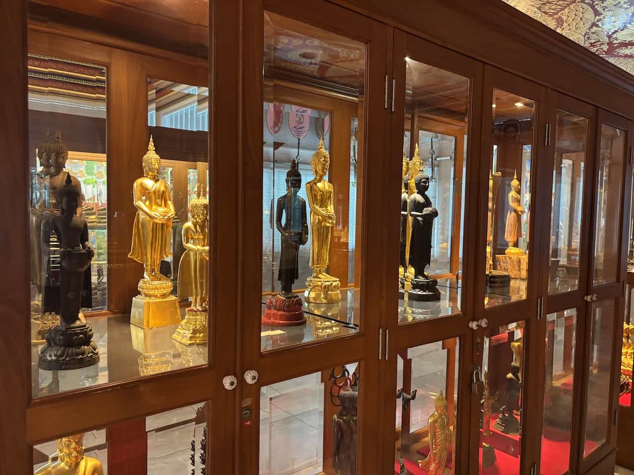 ワット・パクナム大仏塔3階の博物館の展示物(仏像)