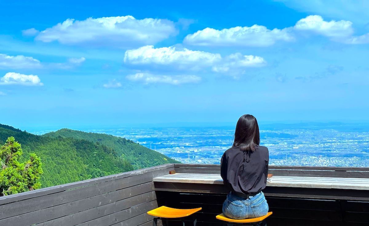 【天空の絶景カフェ】ミシュラン2つ星の景色に感動！神奈川県「茶寮 石尊」で人気の升ティラミスと贅沢なひととき｜アクセスも紹介