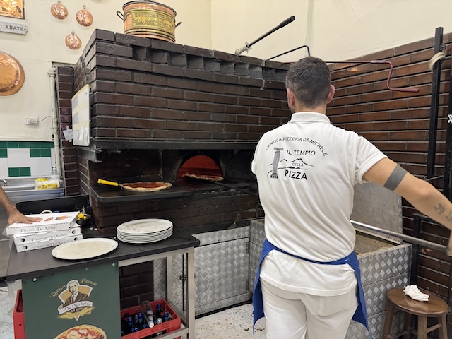ナポリピザ 　ナポリ　イタリア　名店　特徴