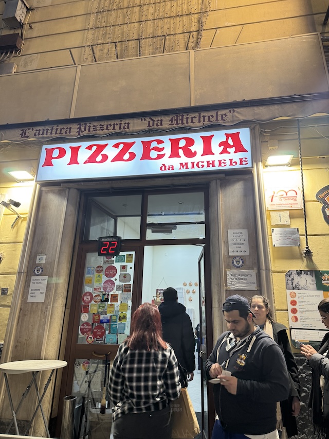 ナポリピザ 　ナポリ　イタリア　名店　アンティーカ・ピッツェリア・ダ・ミケーレ