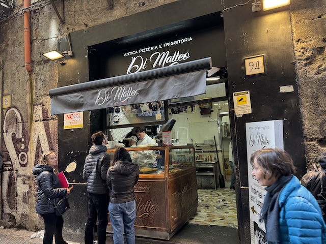 ナポリピザ 　ナポリ　イタリア　名店　アンティーカ・ピッツェリア・ディ・マッテオ