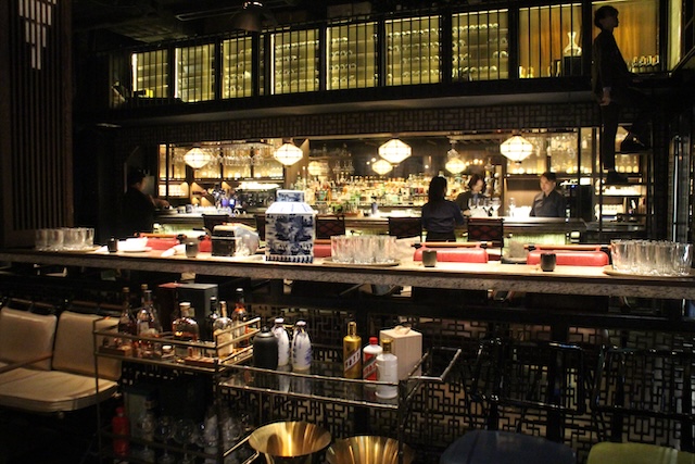 香港　Mott32 予約困難　絶品レストラン　バーカウンター