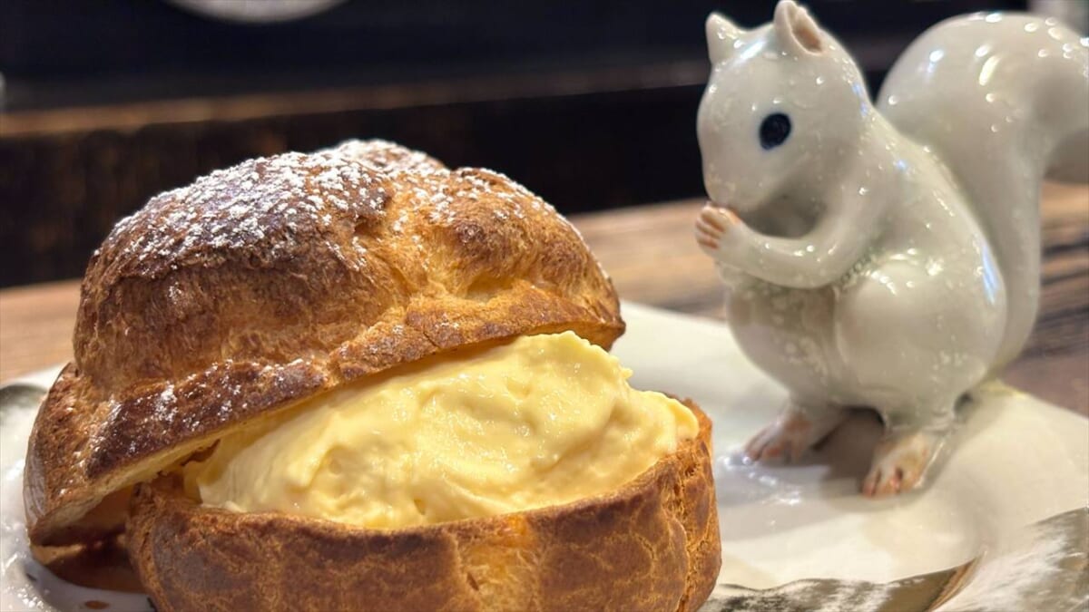 【レトロ喫茶】動物がのったシュークリームが可愛すぎ！ “アリスの陶器”に囲まれた喫茶店│神保町「古瀬戸珈琲店」