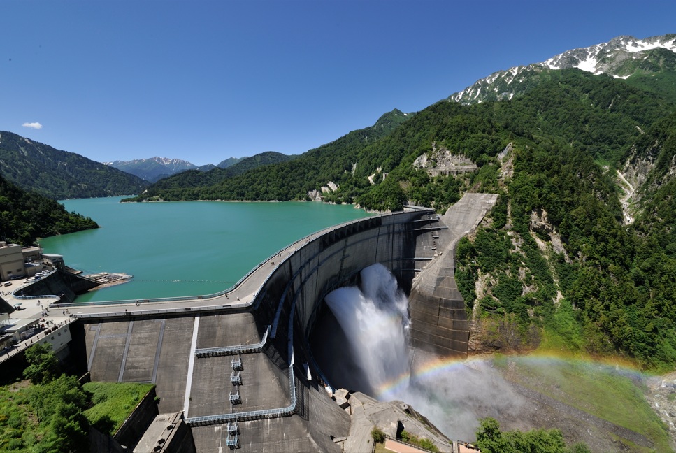【黒部ダムの観光放水がスタート】立山黒部アルペンルートの夏の絶景！ひんやりグルメフェアも